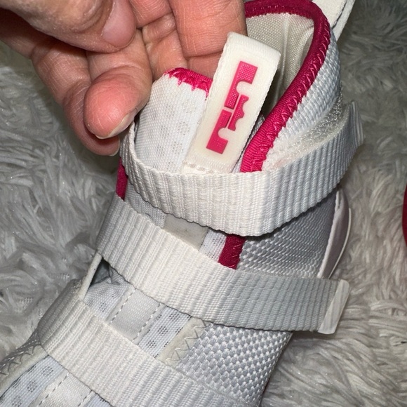 Nike 'Lebron Soldier 11' Kay Yow GS  918369-102 White Pink Cancer Sz 3y 4.5 Wm - Picture 7 of 12